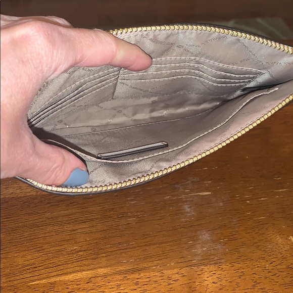 Pre-loved 🎉 Michael Kors JetSet LARGE Travel Zip WRISTLET - Picture 5 of 5